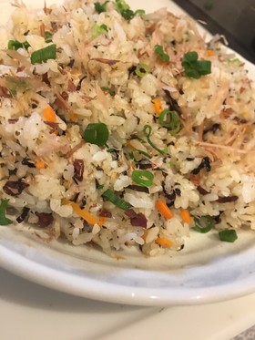 簡単 カリカリ梅と塩昆布チャーハン