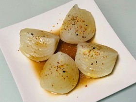 新玉葱のレンジ蒸し七味めんつゆバター