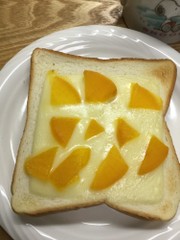 たくあんをのせたチーズトーストの写真