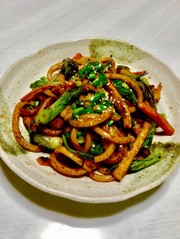 タラの芽・こしあぶらの甘辛味噌味焼うどんの写真