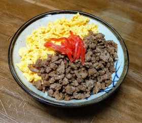 2色そぼろ丼