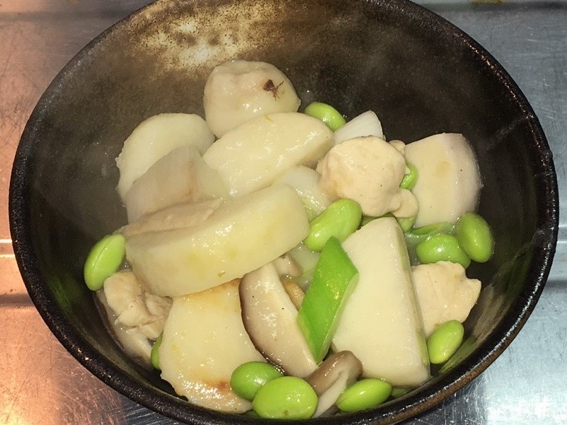 鶏肉と里芋と枝豆の柚子胡椒煮の画像