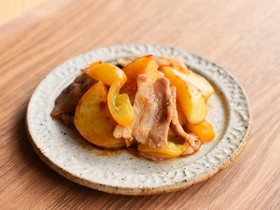 豚ばら肉とじゃがいものピリ辛炒め