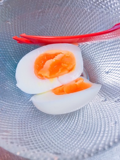 半熟卵  黄身はトロッとゆで卵の写真