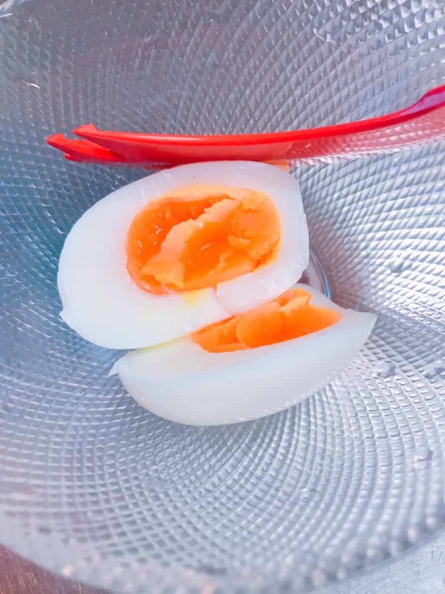 半熟卵  黄身はトロッとゆで卵の画像