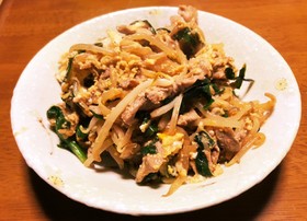 ニラともやしと豚肉の卵とじ炒め