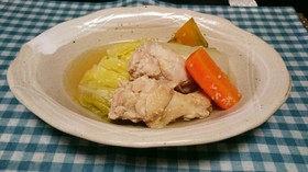 骨付き肉と野菜の食べるスープ