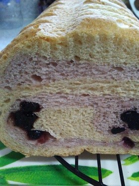 水分はイチゴだけ、ぐるぐるイチゴ食ぱん