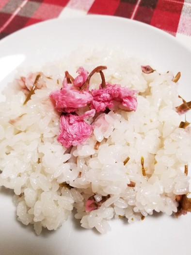 桜の香り漂う桜ご飯の写真