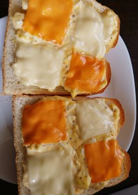 ゆで卵のチーズトースト
