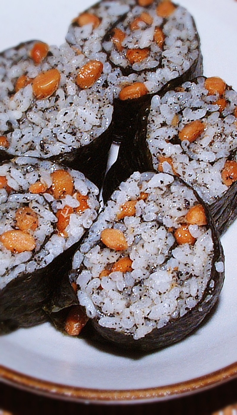 黒すり胡麻の納豆巻き巻き寿司の画像