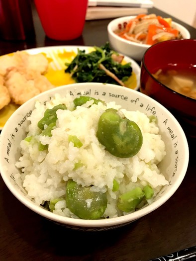 さやごと炊きあげる！？そら豆ご飯の写真