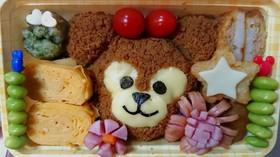 そぼろでダッフィーのキャラ弁当