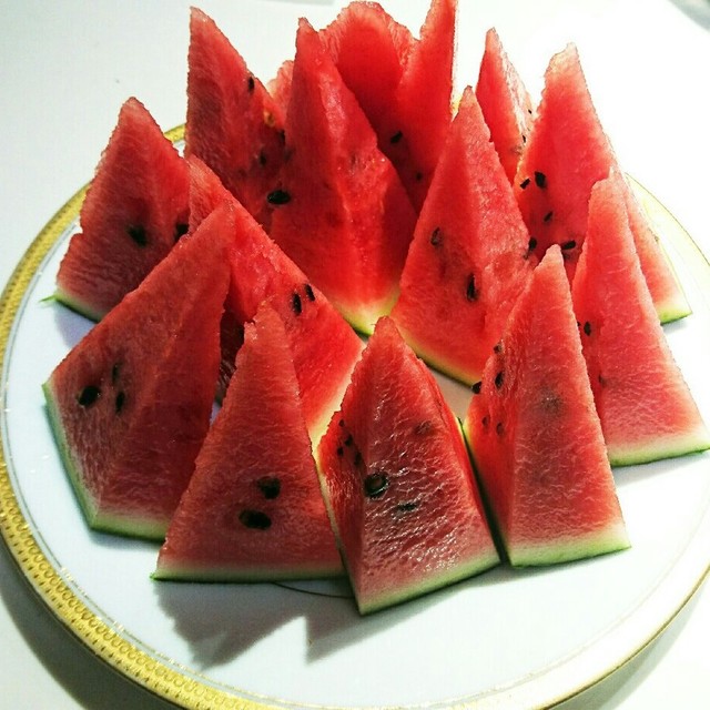 簡単かわいいスイカの食べやすい三角カット レシピ 作り方 By かずmama クックパッド 簡単おいしいみんなのレシピが376万品