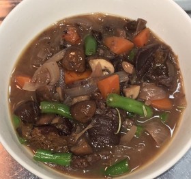 牛すじ肉とプルーンの赤ワイン煮