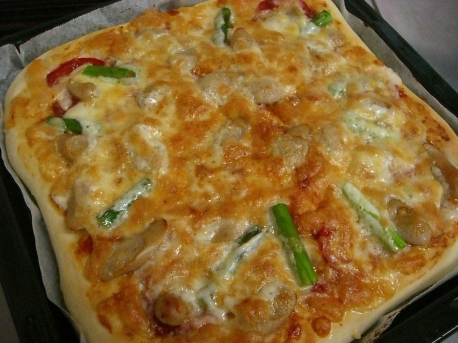 アスパラとソーセージのピザの画像