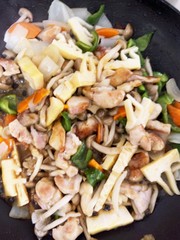たけのこと鶏もも肉のオイスター炒めの写真