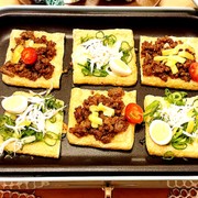 ホットプレートで簡単!うす揚げピザ♡の写真