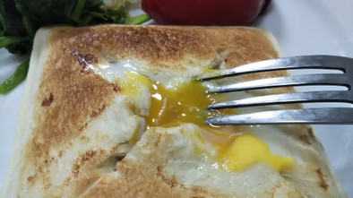 ランチパックで簡単半熟卵カレーパンの写真