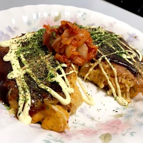 食欲そそる!生地にも上にもキムチお好み焼