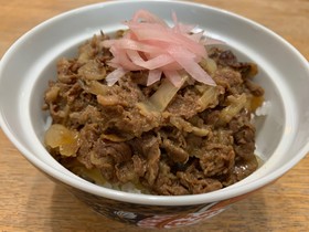 和牛切落しと新玉ねぎの牛丼