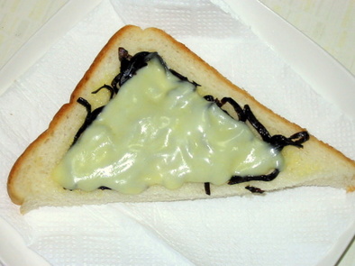 昆布の佃煮パンにも合うね♡チーズトーストの写真