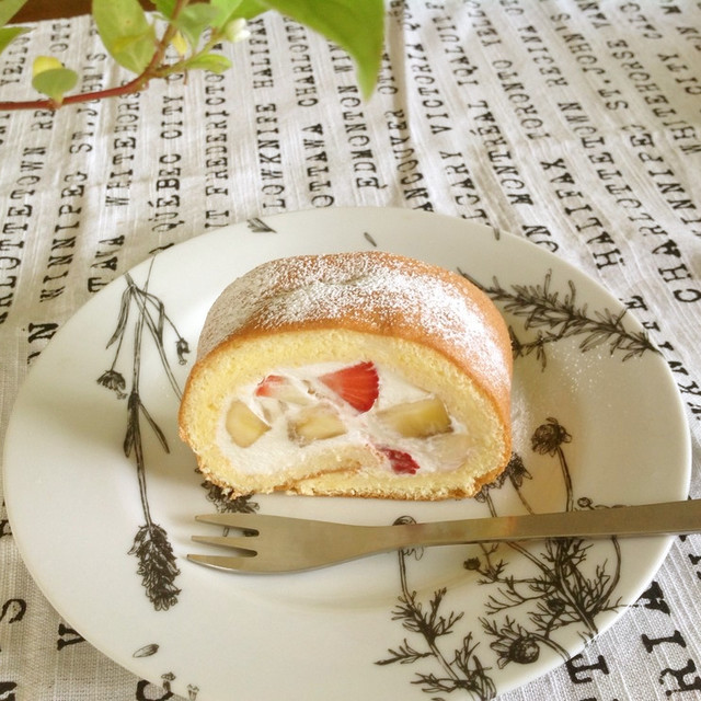 ふんわり しっとりロールケーキ苺とバナナ レシピ 作り方 By Sauternes クックパッド 簡単おいしいみんなのレシピが373万品
