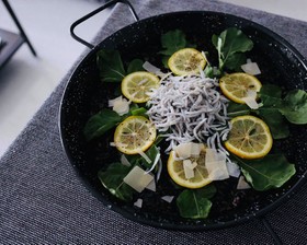 釜揚げしらすのイカ墨パエリア