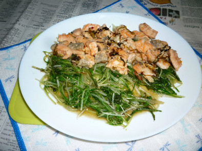 サーモンのアラと京水菜のオイル炒めの写真