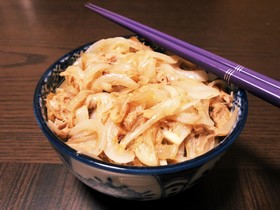 ガリバタ醤油のオニオンツナ丼