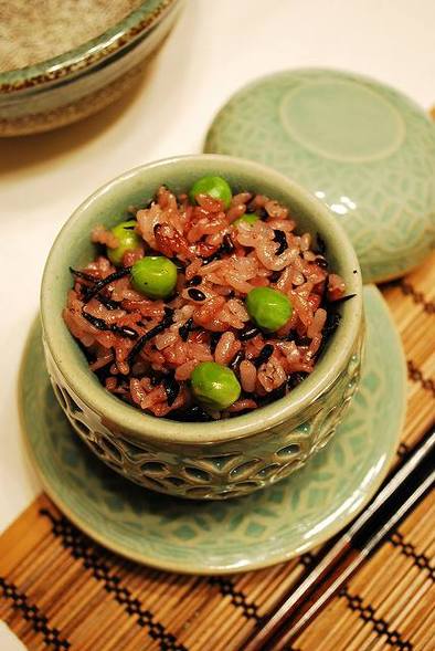 グリーンピースとひじきの黒米ご飯の写真