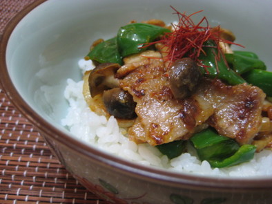 ピリ辛～味噌豚丼の写真