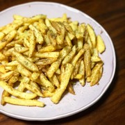 アンチョビガーリックバターフライドポテトの写真