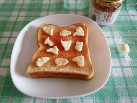 朝食に簡単♪ジャムパン&キャンディチーズ