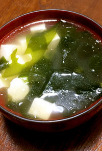 ごま油香る、豆腐と生わかめの中華スープ