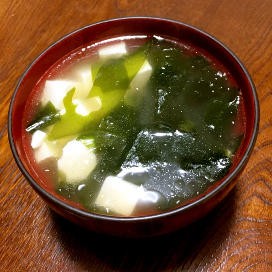 ごま油香る、豆腐と生わかめの中華スープの画像