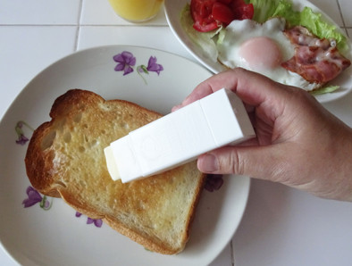 トーストに固いバターを簡単にぬる方法の写真