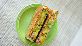 しらすとアボカドのホットサンド