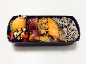 144、鮭の塩焼きとビワキョロちゃん弁当