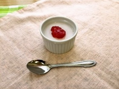 いちごのミルクプリン（透析食）の写真