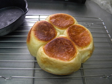 スキレットで焼くオーブンいらずのパンの写真