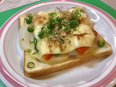 春野菜の和風だし煮たっぷりチーズトーストの写真