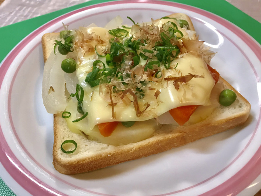 春野菜の和風だし煮たっぷりチーズトーストの画像