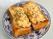 ハムチーズマヨスクランブルエッグトーストの写真