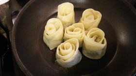 いつもの餃子にひと手間!薔薇餃子の包み方
