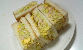 炒めキャベツと炒り卵のツナサンドイッチ