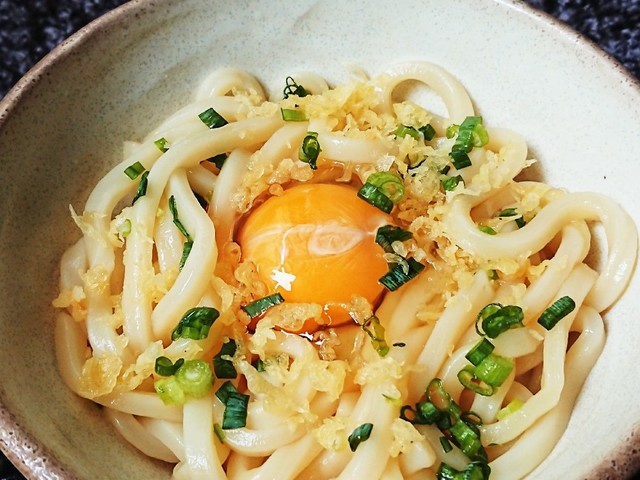 丸亀製麺風 釜玉うどん 冷凍うどんで簡単 レシピ 作り方 By なおこ商店 クックパッド 簡単おいしいみんなのレシピが367万品