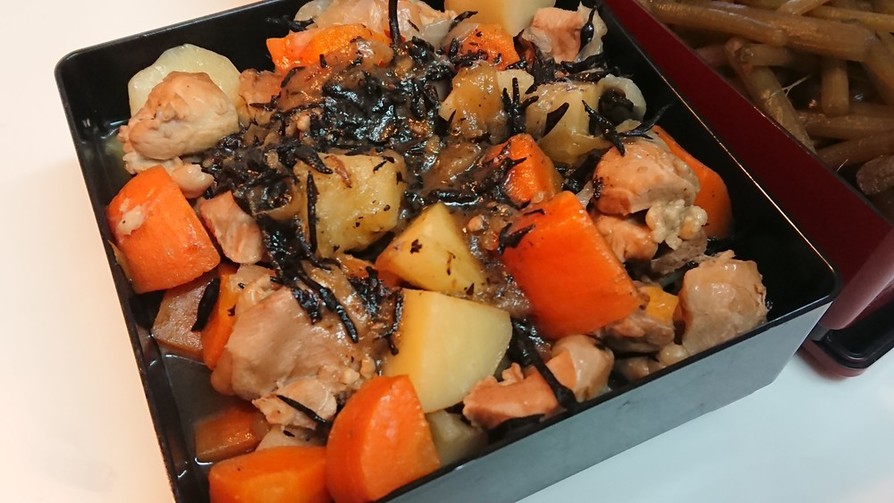 味わい深い✨鶏ももと根菜とひじきの煮物の画像