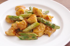 鶏肉とアスパラのごま味噌マヨ炒め