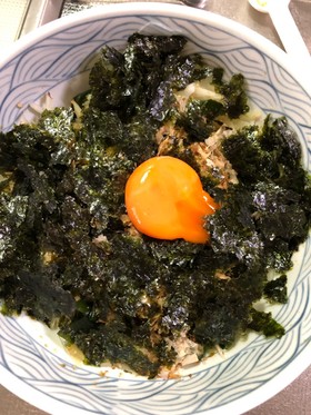 玉ねぎと韓国海苔とワカメのサラダ卵黄載せ